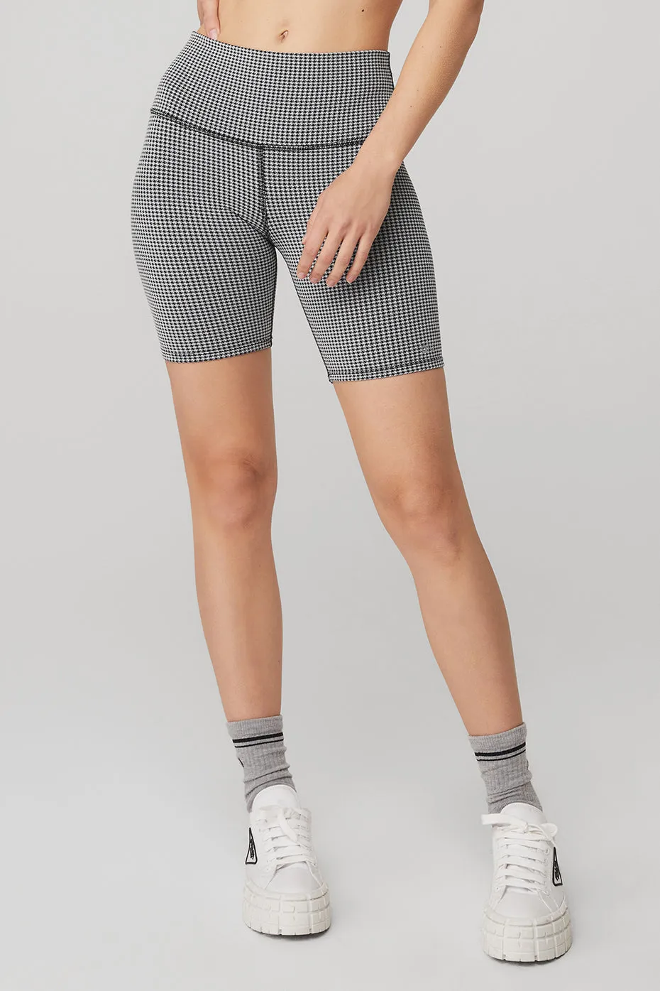 7" High-Waist Micro Houndstooth Biker Short - White/Black